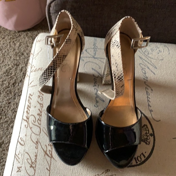BCBG HEELS SIZE 8 - Picture 3 of 3